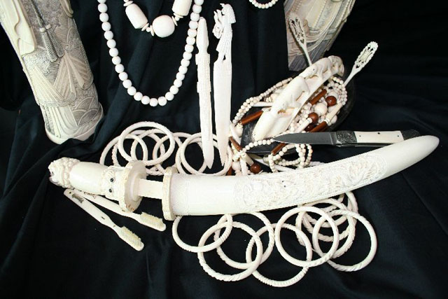 Dague, bracelets, colliers, sculptures, couteau de poche, brosses à dents, ustensiles et coupe-papier en ivoire. 